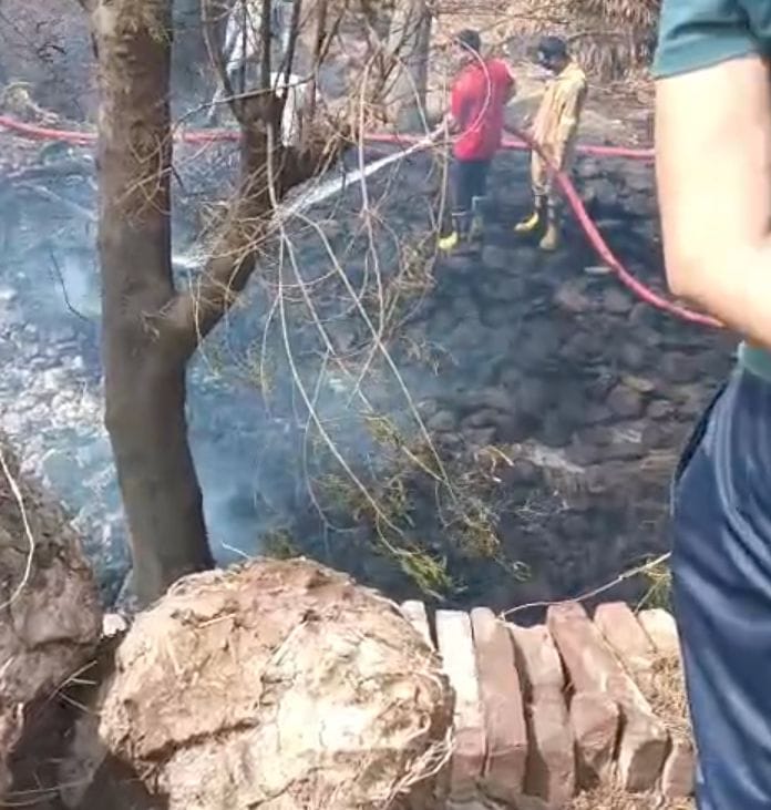महिला ने ली अग्नि समाधि, 78 वर्ष की महिला ने बिटौड़े में बैठकर खुद को लगाई आग