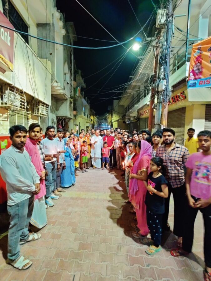 कश्मीर में हिंदू पर्यटकों पर आतंकी हमले के विरोध में उतरे लोग