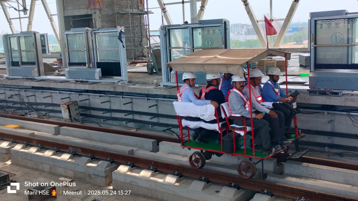 एनसीआरटीसी कॉरिडोर पर ट्रॉली लेकर निकले प्रबंध निदेशक, मोदीपुरम तक जांची व्यवस्था