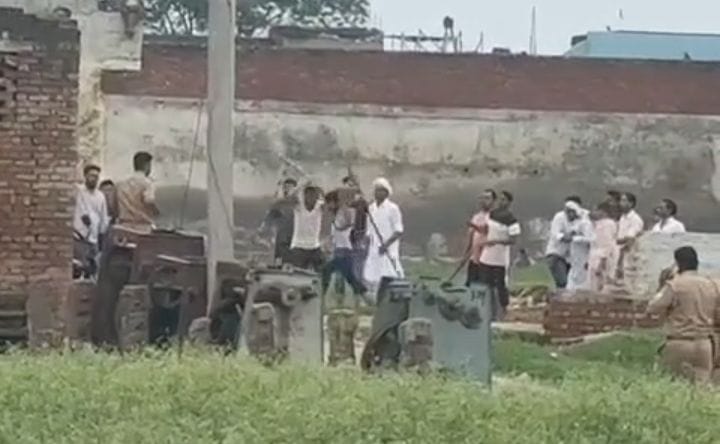 लोगों ने पुलिस पर भी बोल दिया हमला, दो सिपाही गंभीर घायल