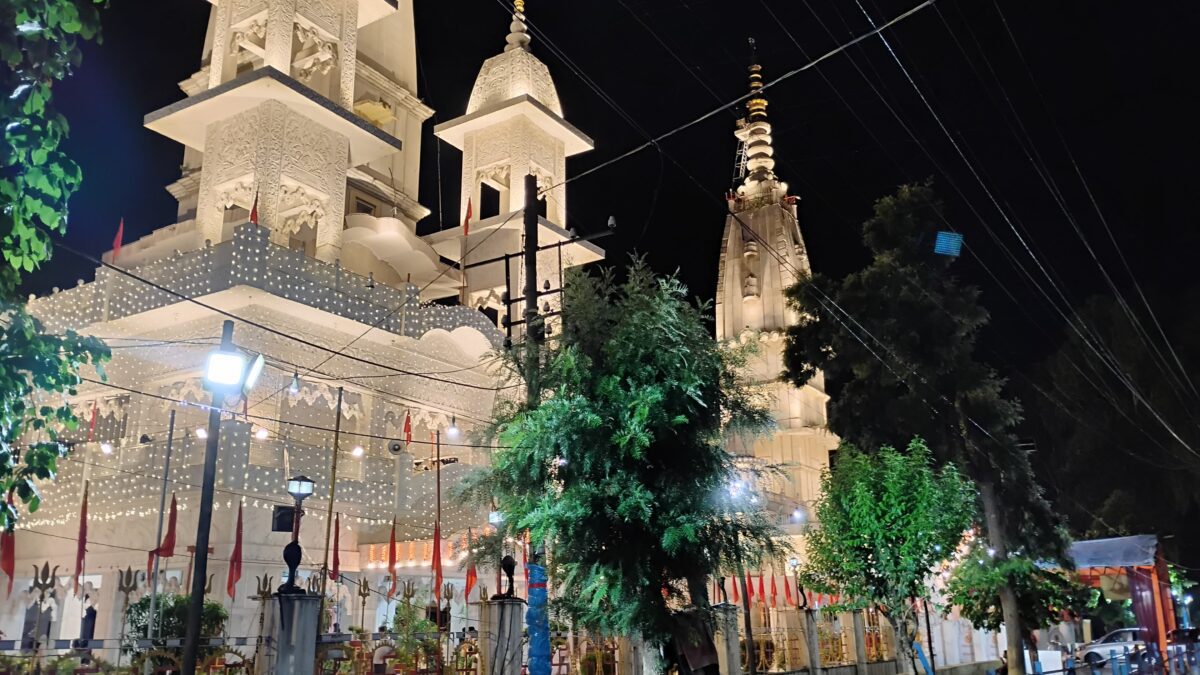 सावन के पहले सोमवार को बम बम भोले के उद्घोष से गूंजे ​शिवालय, भक्तों ने ​किया जला​​भिषेक