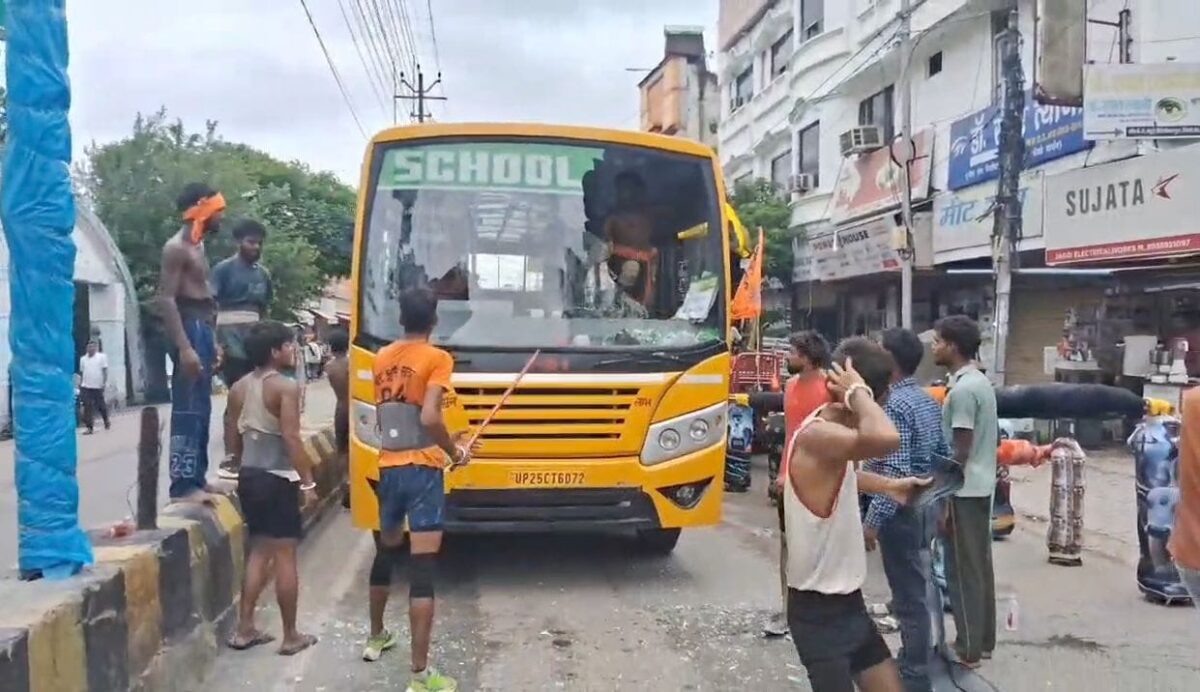 बस ने मारी टक्कर तो नाराज कांवाडियों ने बस में कर दी तोड़फोड़