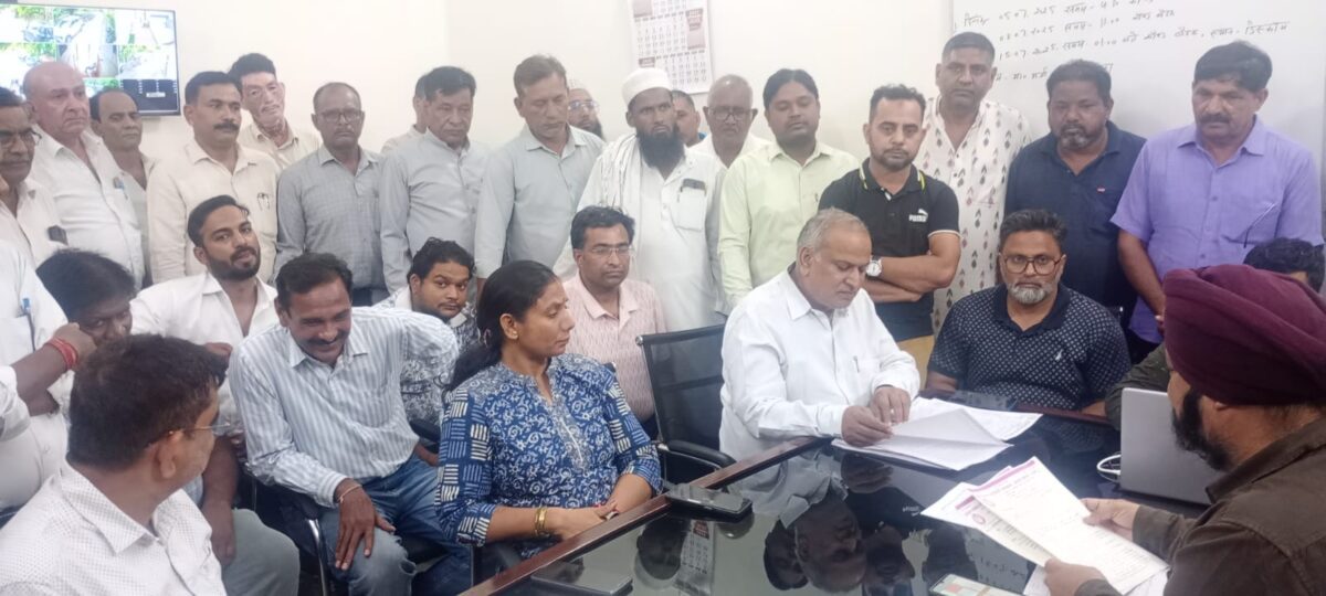 उद्योग व्यापार प्रतिनि​धि मंडल ने ऊर्जा भवन पर अ​धिकारियों को घेरा