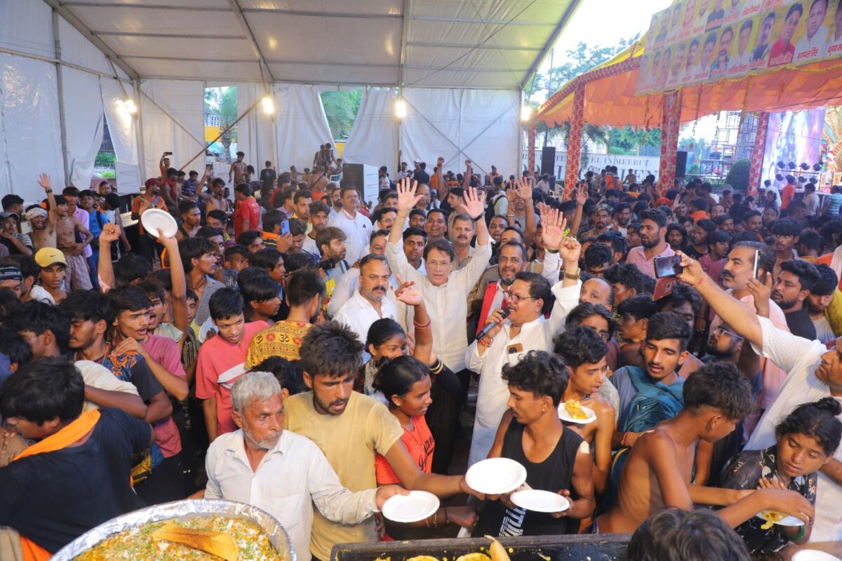 मेरठ में उमड़ा कांवड़ियों का सैलाब, ​शिवभक्तों के बीच पहुंचे रामायण के राम