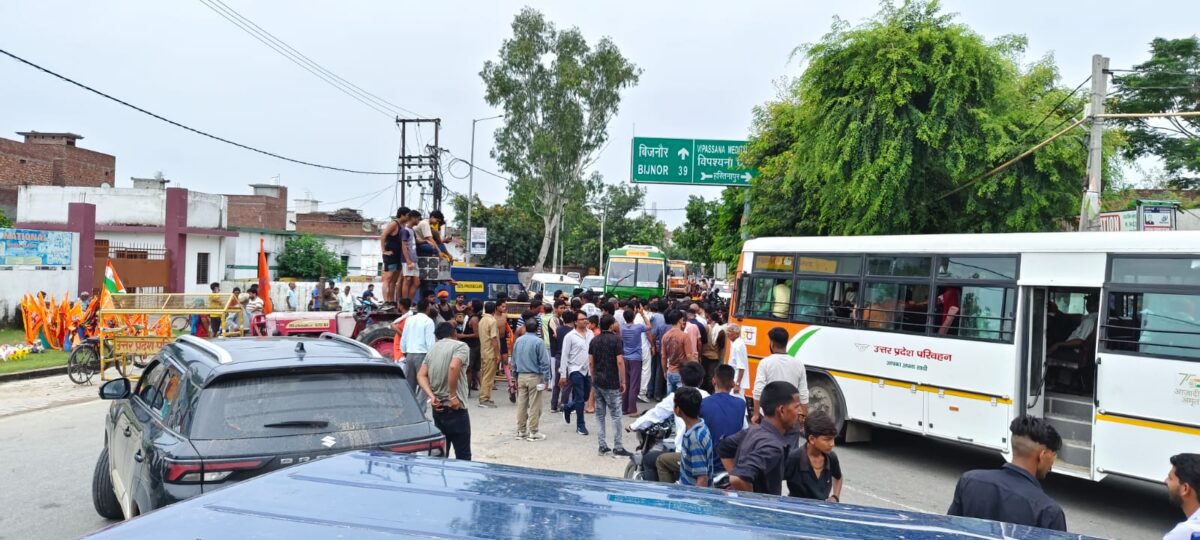 बहसूमा थाने के सामने कांवड जल खंडित करने वाला गिरफ्तार नहीं हुआ तो जाम लगाने पहुंचे
