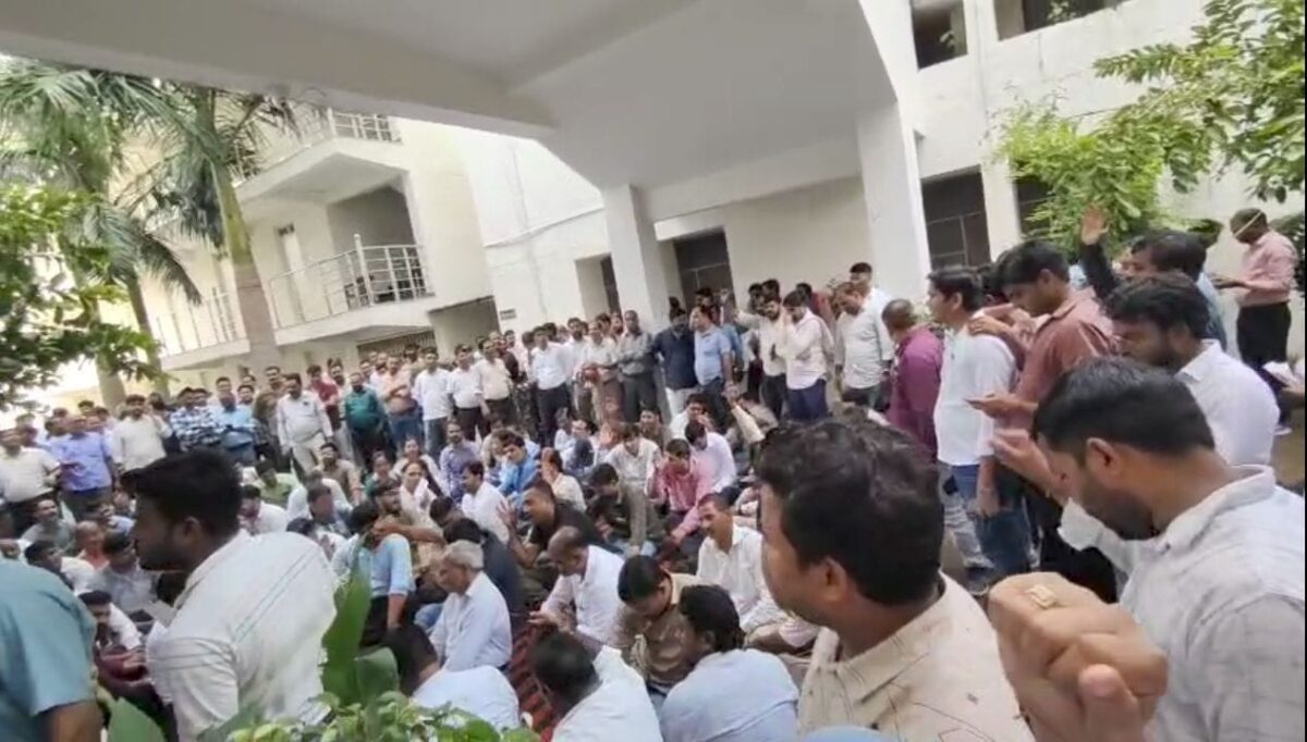 उत्पीड़न के विरोध में बिजली कर्मियों ने ऊर्जा भवन घेरा , वेतन रोके जाने से नाराज